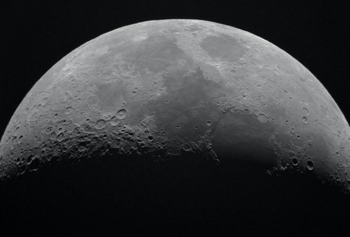 Astrônomo registra meteoro atingindo a Lua em alta velocidade