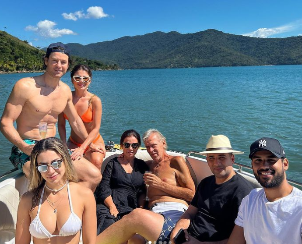 Recentemente, ela postou foto de um passeio com a família em que aparece de biquíni, numa embarcação, ao lado dos parentes. E recebeu muitos elogios.  - Reprodução Instagram