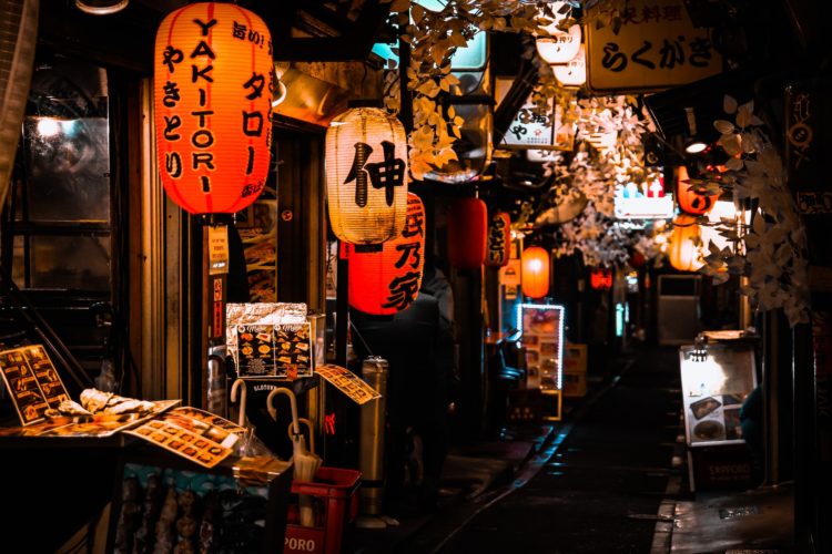 Por lá, dar gorjeta a um funcionário japonês pode fazer não só com que ele recuse o dinheiro, como vá atrás da pessoa na rua para devolver a quantia.