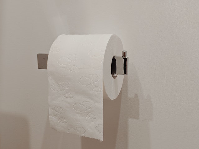 Quando chegou ao local,  além do problema do espaço em si, ele ficou decepcionado inclusive com as condições do banheiro. O chuveiro estava sujo e o vaso sanitário,  ao lado da cama, apresentava um vazamento.