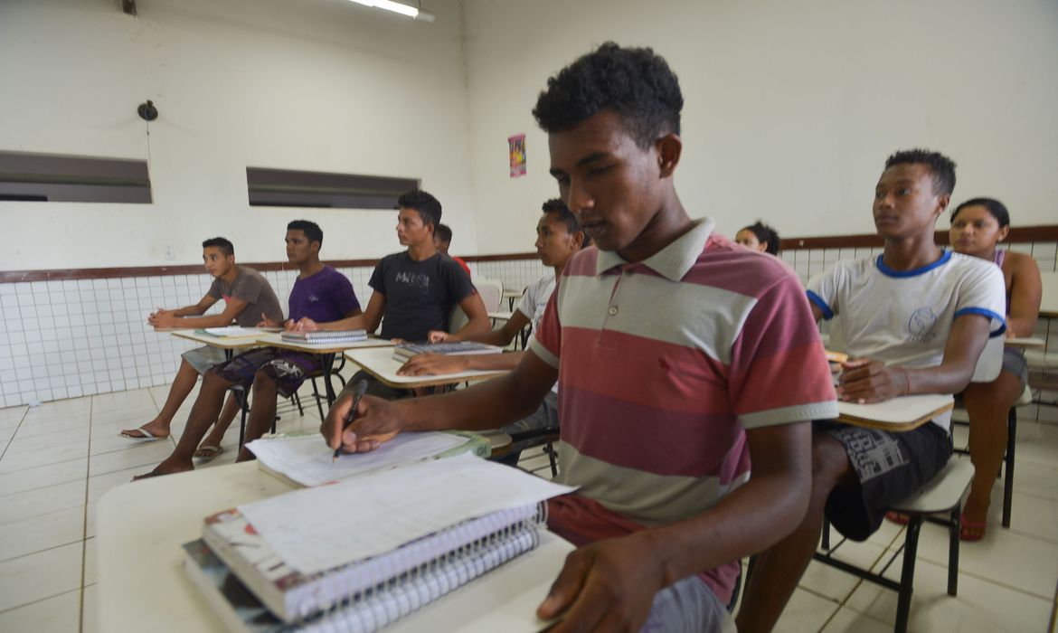 E o percentual de pretos e pardos que estÃ£o no grupo dos "nem-nem" Ã© de 68%. Os especialistas citam a pandemia de Covid-19 como fator que agravou o quadro.