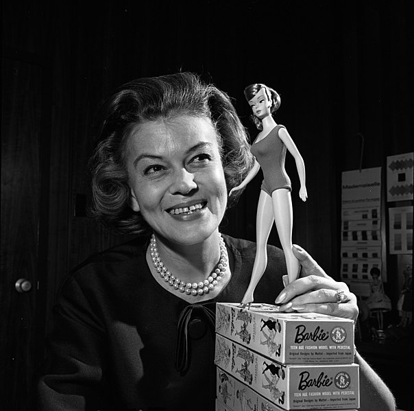 A Barbie foi lançada oficialmente no dia 9 de março de 1959 na Feira Anual de Brinquedos de Nova York e vendeu 300 mil exemplares no ano de estreia.