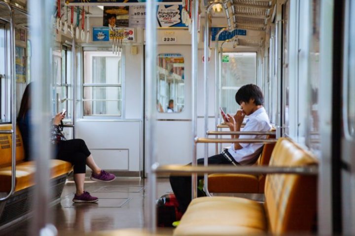 Não comer enquanto caminha, ficar em silêncio no transporte público, não apontar com as mãos ou hashis e não assoar o nariz em público são só alguns exemplos.