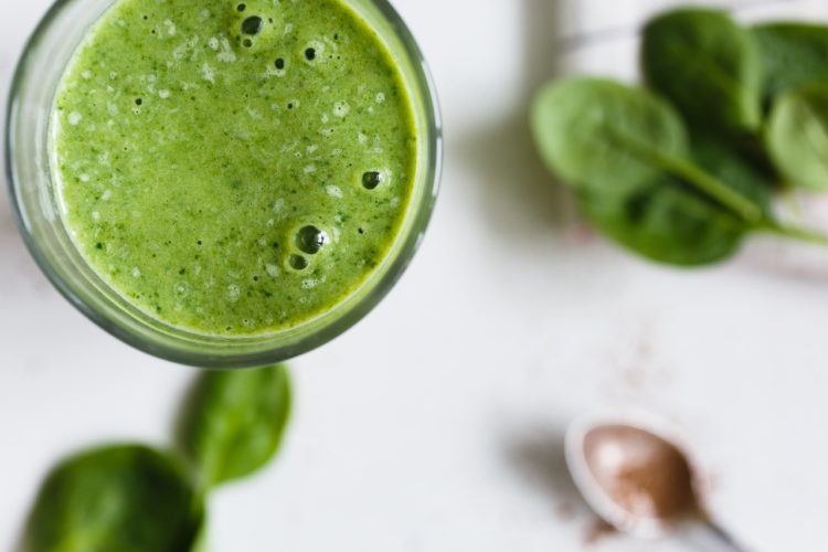 O maxixe também pode ser usado em sucos, adicionando outros ingredientes como limão e hortelã. Torna-se, então, uma bebida nutritiva e saborosa, com potenciais benefícios para a saúde.