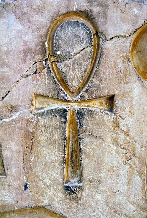 Ankh: O Ankh era usado na arte e na escrita egípcias para representar a palavra "vida" e, por extensão, como um símbolo da própria vida. Acredita-se que o símbolo tenha surgido na Quinta Dinastia do Egito, por volta de 2500 aC.