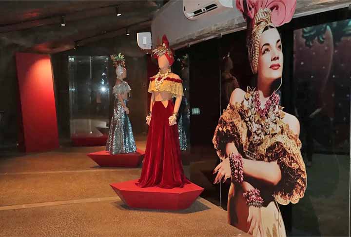Ícone internacional, Carmen Miranda levou o samba, a moda e a identidade brasileira para o mundo. Sua trajetória transformou a cultura nacional e elevou o samba ao status de patrimônio global.