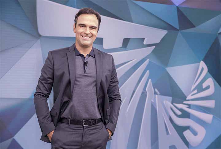 Em 2011, ganhou o prêmio de Melhor Jornalista Esportivo de Televisão do Comunique-se. Dois anos depois, assumiu de vez o comando do Fantástico. Antes disso, foi apresentador do bloco de esportes do programa jornalístico Bom Dia Brasil.
