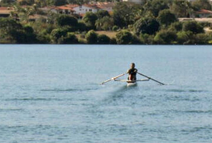 A origem do barco era desconhecida, mas Fabiano teve a ideia de procurar André Luiz Corrêa, que já possuía outras embarcações e vinha de uma família de remadores que explorou as águas do lago nos primeiros dias da construção de Brasília.-Reprodução TV Globo