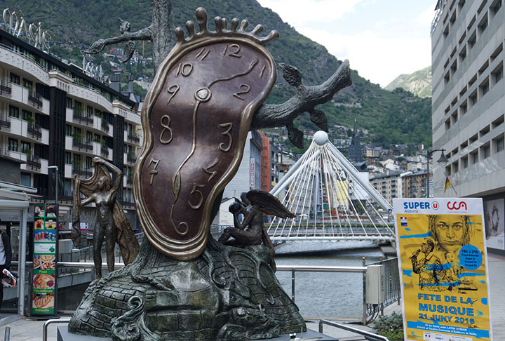 ANDORRA - EUROPA - 468 km²: Situado nos Pirineus entre a França e a Espanha, é um principado famoso por seu turismo de inverno e status de paraíso fiscal. A economia do país gira em torno do turismo, especialmente de esqui, e de compras livres de impostos.