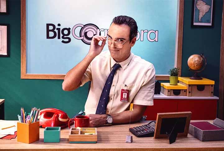 Tadeu Schmidt renovou seu contrato com a Globo até 2027 e segue firme como apresentador do Big Brother Brasil, que começou recentemente sua edição 26. E você sabe qual será o novo salário da fera? Veja com o Flipar!-Reprodução Globoplay