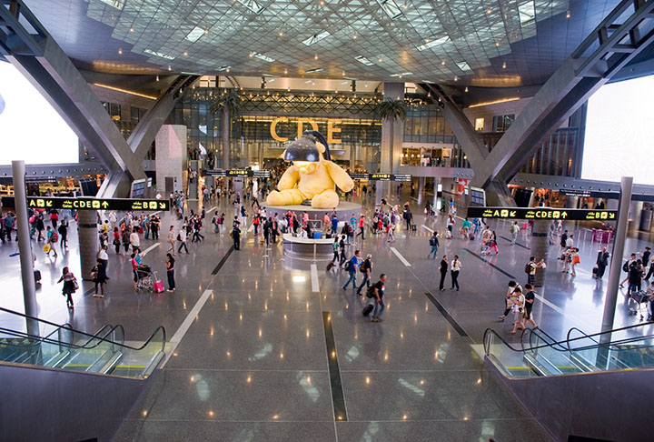 O sítio de Hamad também se destaca por ser um dos mais luxuosos do planeta, fato que lhe permitiu ser escolhido por dois anos seguidos como o melhor aeroporto do mundo. Em 2022 foi o oitavo mais movimentado no planeta,  acima de 35 milhões de passageiros no ano, impulsionado pela Copa do Mundo. -Flickr Takahiro Hayashi