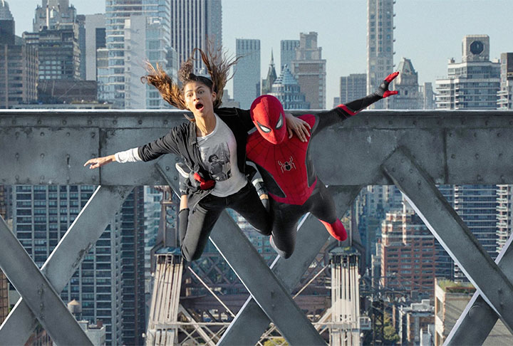 Peter Parker (Tom Holland) tem a sua identidade secreta revelada e pede ajuda ao Doutor Estranho (Benedict Cumberbatch). O filme, portanto, reúne dois super-heróis numa interação que caiu no gosto do público 