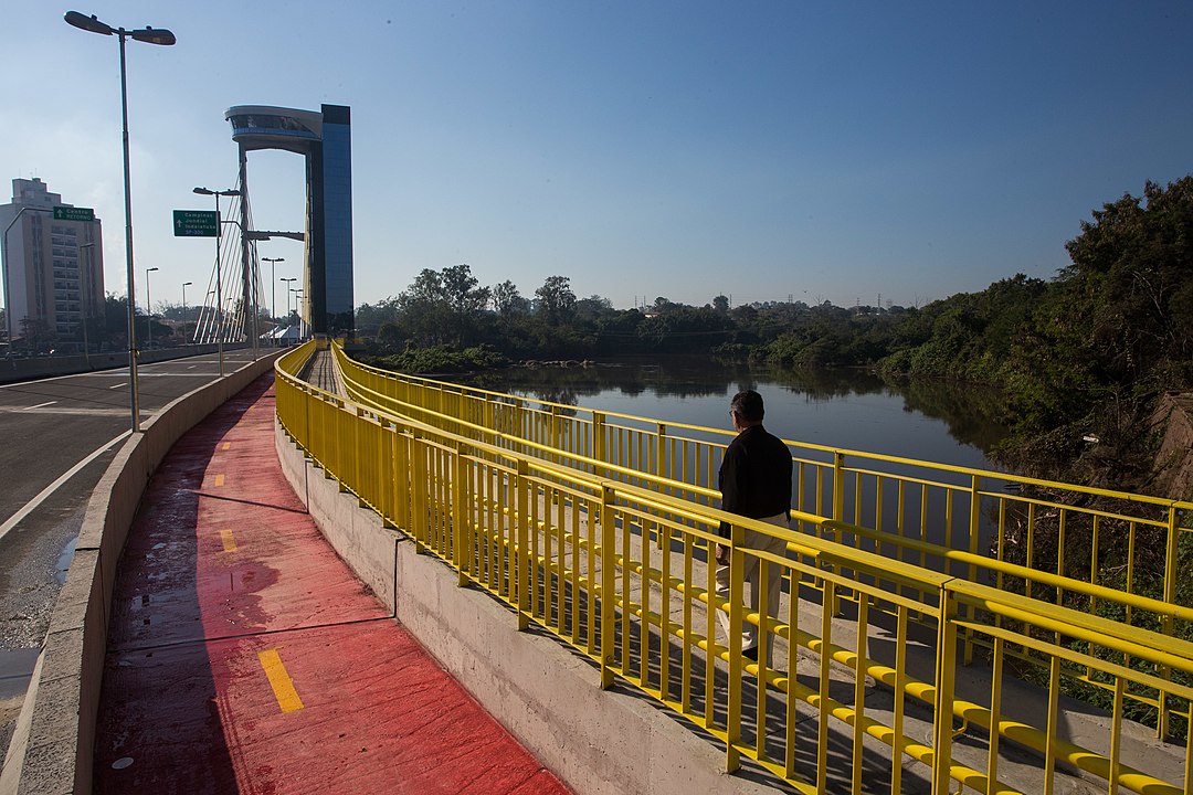 O município tem aproximadamente 120 mil habitantes e fica a 105 km da capital paulista. Na foto, um mirante de onde se tem visão panorâmica da cidade.