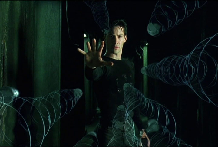 "Matrix" deixou uma marca indelével na cultura pop com suas referências e estética icônicas. O filme influenciou a moda, a música e a linguagem, tornando-se um símbolo dos anos 90. Seus conceitos filosóficos sobre a realidade simulada e o "mundo das ideias" tornaram-se amplamente conhecidos. A estética visual do filme, com casacos de couro e óculos escuros, permanece uma referência duradoura.