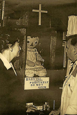 O casal de demonologistas Ed e Lorraine Warren - Boneca Annabelle