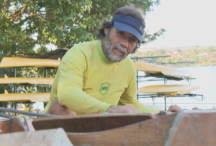 Segundo ele, o barco estava perdido há quatro meses. "Alguém foi até o deck, destruiu cinco barcos e, nesse dia, o barco sumiu", contou o homem.-Reprodução TV Globo