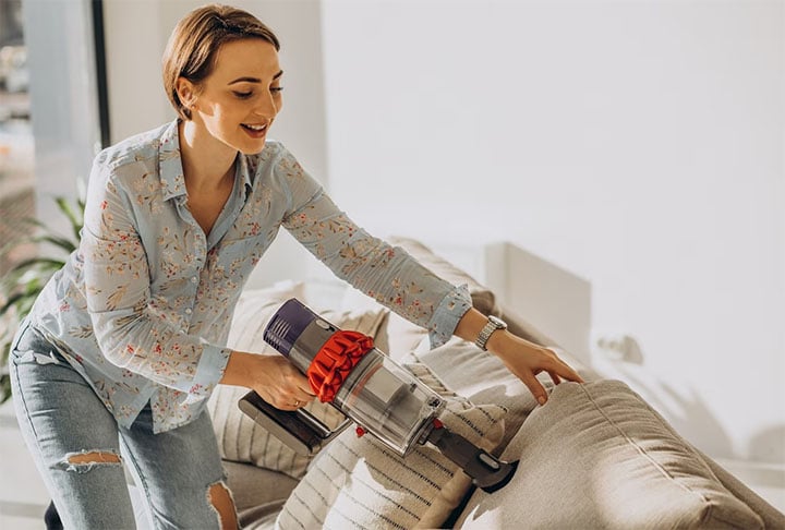É necessário evitar que esse inseto se prolifere e se torne uma praga. Para isso algumas formas de prevenção são indicadas. Entre elas, limpeza de móveis como sofá  e objetos formados por tecidos como lã, linho, algodão. Evite acúmulo de sujeira e pó, que atraem o animal - Imagem Freepik