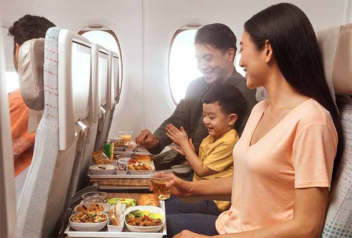 A escolha dos alimentos e bebidas pode afetar diretamente o bem-estar durante o voo. Por conta da pressurização da cabine, da baixa umidade e do tempo prolongado sentado, o organismo responde de forma diferente ao que se consome.-Divulgação Emirates