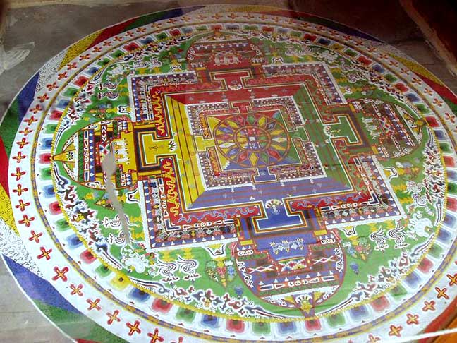 Mandala: A palavra mandala vem do sânscrito e significa "círculo" ou "objeto em forma de disco". Ela é uma figura geométrica que representa a totalidade, a unidade e o equilíbrio.