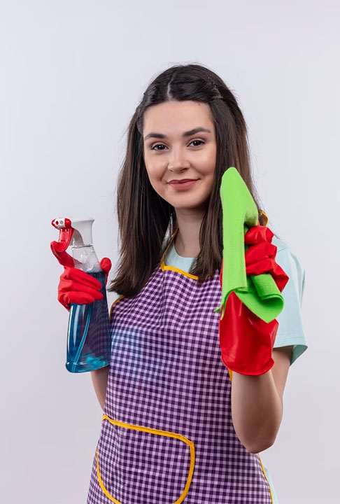 Uma boa solução caseira é uma mistura de 250 ml de água e 250 ml de vinagre branco. Coloque em um borrifador, retire as vestimentas do armário e passe o líquido com um pano limpo.  - Imagem Freepik