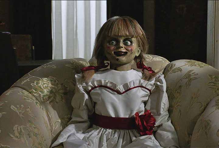 Só que, nos filmes, Annabelle é bem diferente da original. Não é de tecido e tem um semblante mais malicioso.  