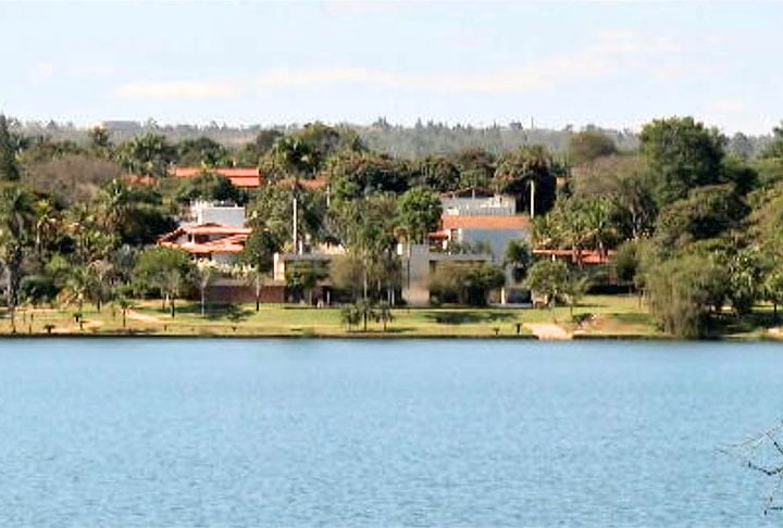 Ao longo do tempo, o lago se tornou um importante ponto turístico de Brasília. As suas margens são repletas de áreas verdes, bares, restaurantes e clubes. -Reprodução TV Globo