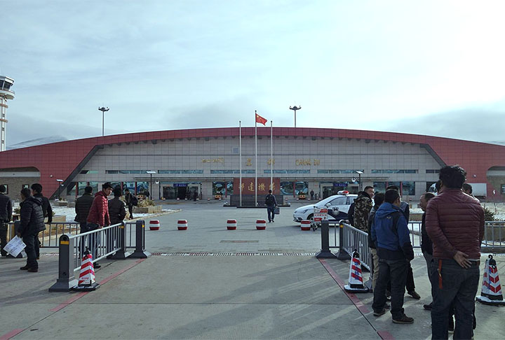 Por sinal, este aeroporto é o segundo mais alto do mundo, a 4.334 metros. Perde apenas para o aeroporto de Daocheng Yading, na China, que está a 4.411 metros de altitude.  -Rat2 - Wikimédia Commons