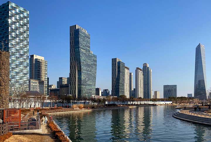 O país investe fortemente em pesquisa e desenvolvimento, mantendo uma economia dinâmica e orientada para exportações.  