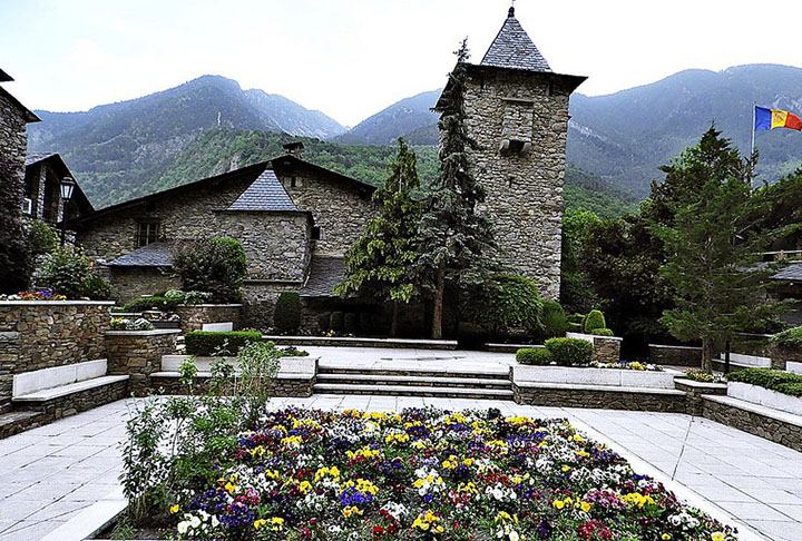 Outros importantes pontos turísticos são a Casa de la Vall (foto), edifício centenário que é a sede do parlamento desde a sua fundação.