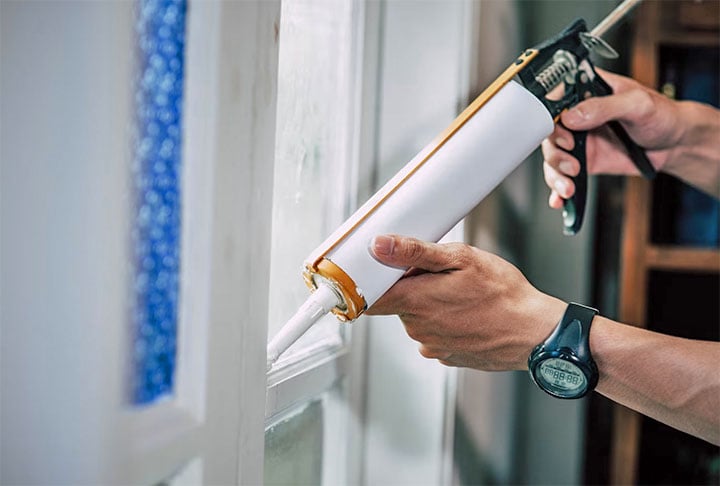 Caso haja rachaduras também é importante fechá-las com produtos selantes. E deve-se verificar se há bolhas na pintura nas paredes.   - Imagem Freepik