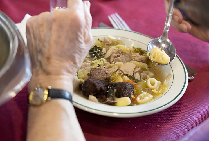 Na parte gastronômica, os principais ingredientes nas comidas tradicionais são cogumelos, carnes na brasa e alimentos embutidos. Os pratos mais notáveis são: escudella – um guisado de frango, carne vitela, focinho de porco e legumes (foto); e escargots, que são caracóis. 