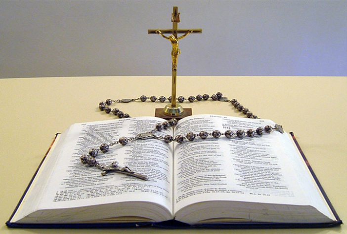 Objetos religiosos cristãos uma Bíblia, um crucifixo e um rosário, Cristianismo