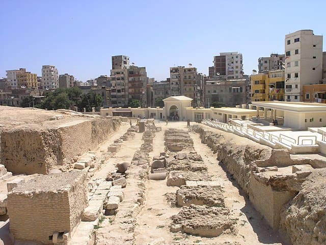 A cidade tem pontos de destaque como as Ruínas do Serapeu (foto), local que chegou a abrigar material da clássica biblioteca de Alexandria, fundada no século 3 a.C e destruída no ano 250. 