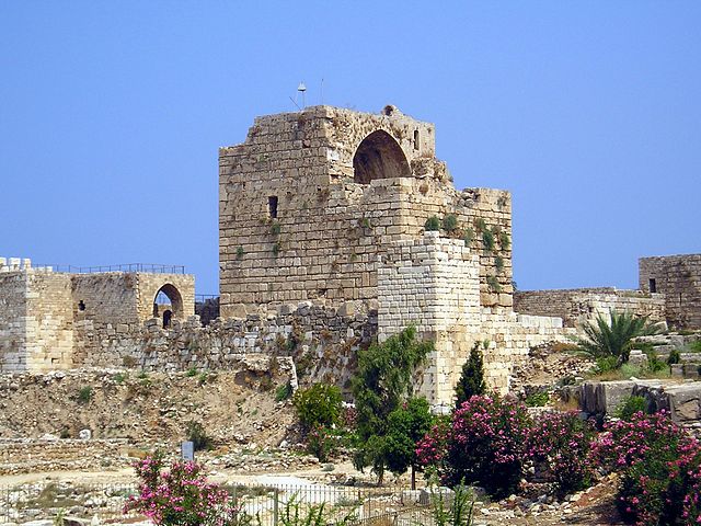 Com o nome de Gibelet ou Giblet, foi uma base militar importante no século 11. As ruínas do castelo das Cruzadas está entre as mais espetaculares construções do país. 