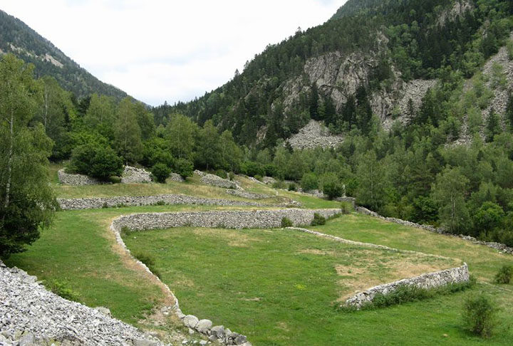 O país também se sobressai pelas belezas naturais. O Vale de Madriu-Perafita-Claror é patrimônio mundial da Unesco na categoria paisagem cultural desde 2004, com rios e lagos, onde se valorizam a fauna e a flora.. 