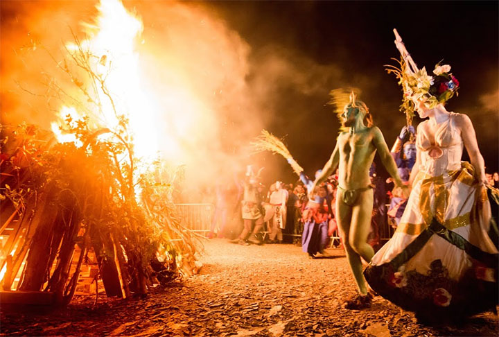 Festas com fogo que ocorrem anualmente na noite de solstício de verão são celebrações tradicionais, consideradas patrimônio cultural imaterial da humanidade desde 2015. 