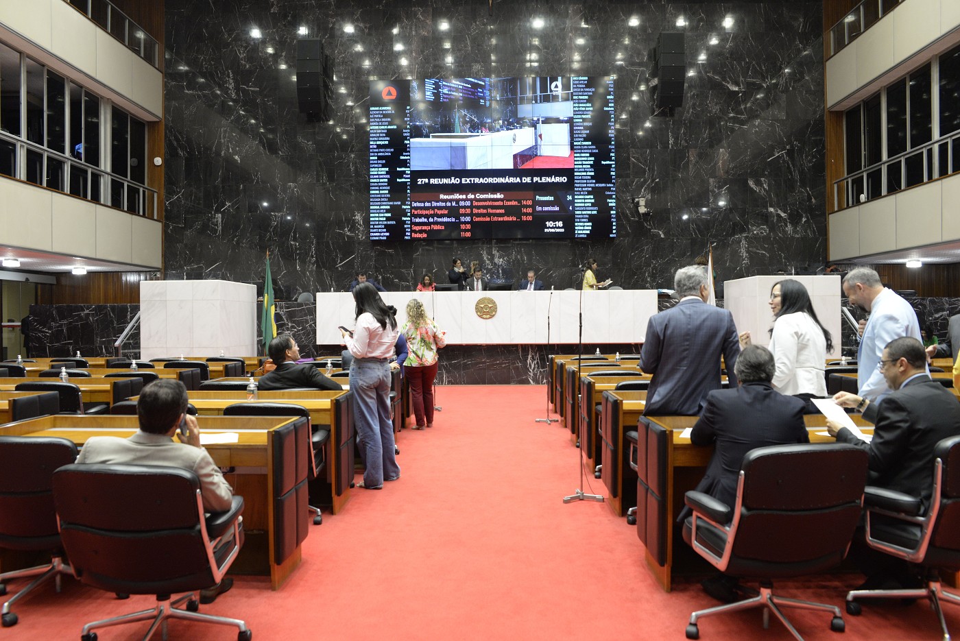 Com base nesse teto, o valor máximo que pode ser pago atualmente a um deputado estadual é de R$ 34.774,64 por mês. A remuneração efetiva, no entanto, pode variar entre os estados de acordo com as regras adotadas por cada Assembleia. Apesar de todos serem parlamentares, deputados estaduais, deputados federais e senadores exercem seus mandatos em diferentes Casas legislativas e têm atribuições próprias dentro da estrutura política brasileira.

