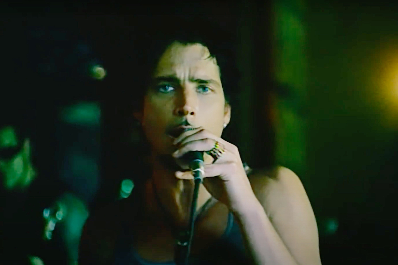 Lançada em 2003, "Like a Stone" é considerada o maior sucesso do Audioslave, banda de rock americana formada por ex-membros do Soundgarden e do Rage Against the Machine. A marca de 1 bilhão de visualizações foi alcançada recentemente.