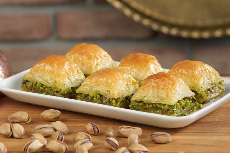 Diante disso, a culinária possui bastante influência, por exemplo, da Turquia. É comum a adição de docinhos turcos e da célebre bakhlava em seus cardápios mais populares.