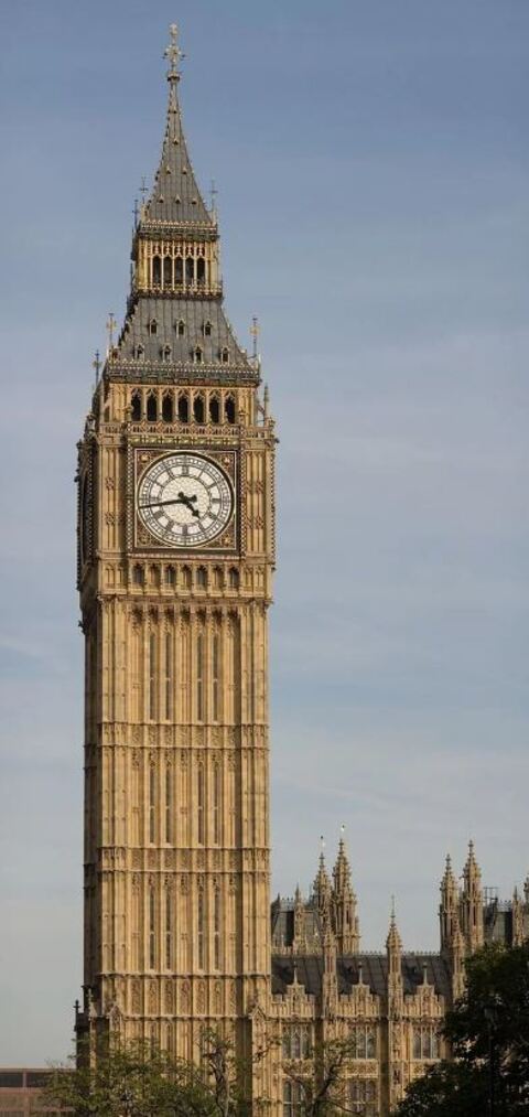 Big Ben não é o nome da torre que tornou-se um dos símbolos da Inglaterra. Mas, sim, do sino que fica em seu interior. O relógio é pontualíssmo e tem horologistas que fazem ajustes regularmente para que nunca esteja errado.