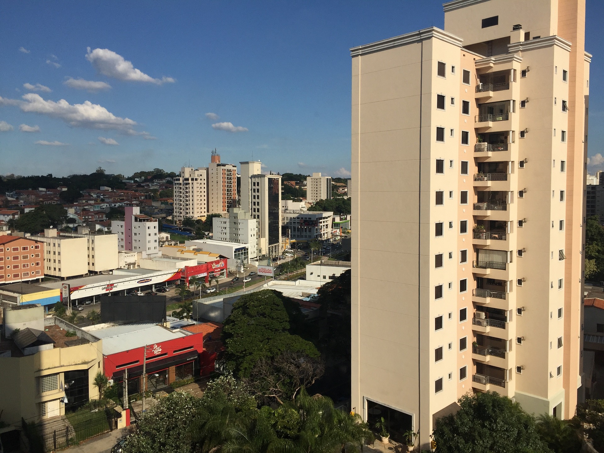 Campinas (SP), conhecida por ser um polo de tecnologia e educação, tem um custo de vida elevado, especialmente devido ao alto preço dos imóveis e à demanda por boas opções educacionais.