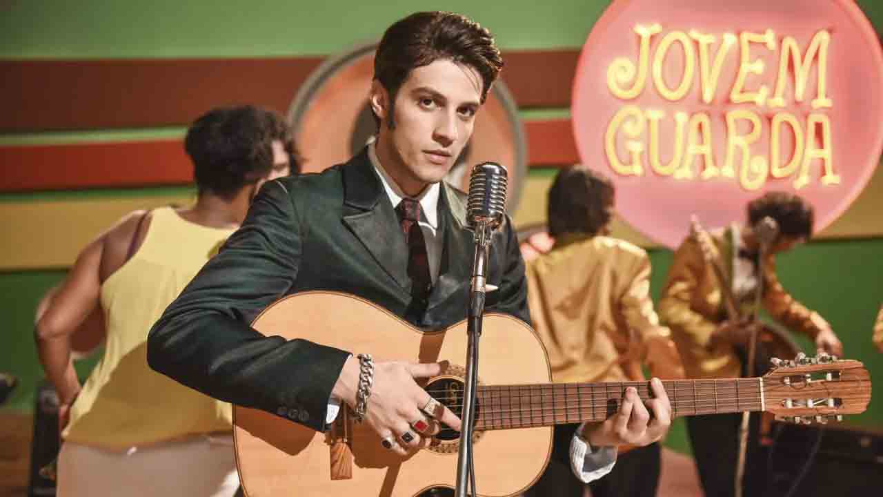 No cinema, Chay já atuou em filmes como “Lascados”, “Jonas”, “O Banquete”, “Rasga Coração”, “Minha Fama de Mau”, “A Jaula”, “Dona Lurdes – O Filme”, entre outros.

