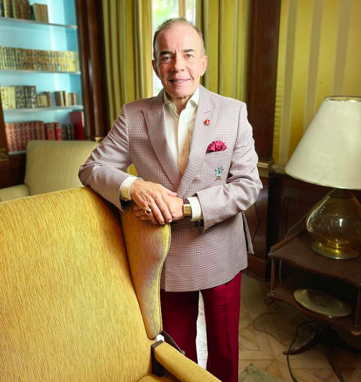 Chiquinho Scarpa também é famoso por suas polêmicas. Ele já foi acusado de homofobia, racismo, e até mesmo de tentar matar sua ex-mulher, Ana Carolina Rorato de Oliveira.