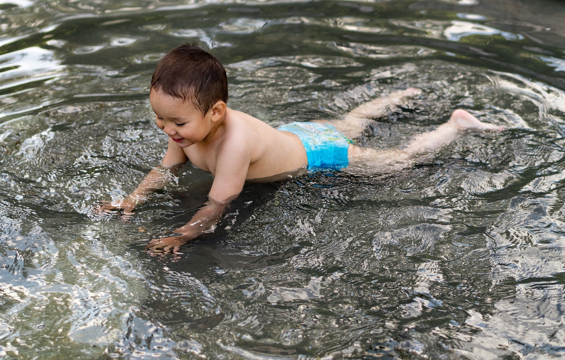 Um dos cuidados mais importantes é: nunca deixar seu filho sozinho em ambiente com água. É comum ter registros de acidentes até em tanques rasos, em função da sucção de cabelos e roupas.