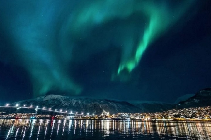 As luzes do norte são particularmente espetaculares na costa da Noruega, que fica acima do Círculo Ártico e dentro da alta faixa de visibilidade auroral. - Divulgação