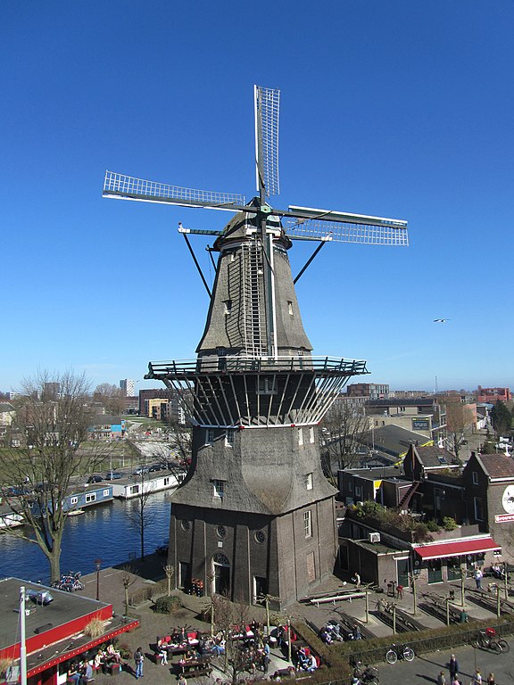 Ele é o último dos 26 moinhos de milho da muralha de Amsterdã, inaugurado no século 17. Neste período, a periferia da cidade tinha localização privilegiada, graças à forte circulação de ventos. Também foi bastante usado pela Holanda durante a Segunda Guerra Mundial devido à falta de energia. 
