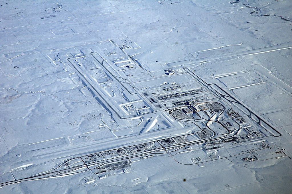 É o terceiro do mundo em ocupação de área, com 130 mil m². Ele foi planejado para ser espaçoso porque está numa região onde neva. Assim, no inverno, os aviões conseguem manobrar e evitar acidentes. -