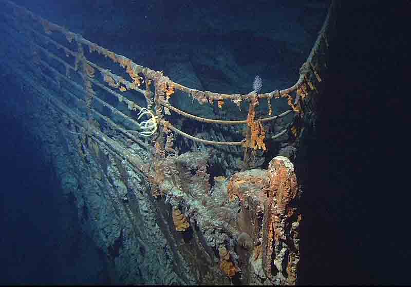 Em 1994, uma expedição encontrou o maior pedaço de casco do Titanic resgatado até hoje. O item da fuselagem de 15 toneladas, que fazia parte do deque da primeira classe, foi retirado do mar quatro anos depois, passando por procedimentos para retardar a ferrugem