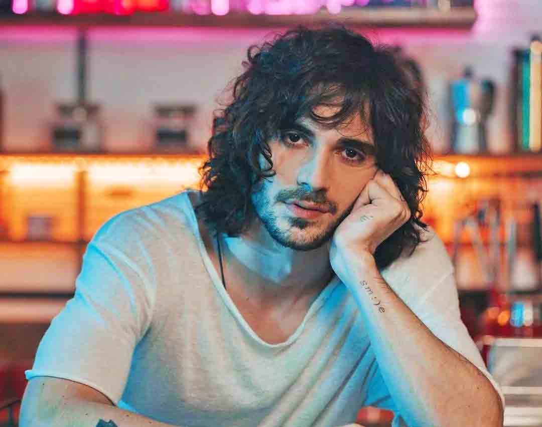 Fiuk, que faz 35 anos neste 25/10/2025, continua no centro de polêmicas. Em setembro, comentou os rumores de que teria tentado invadir o camarim de Travis Scott durante o after do The Town. Ele negou a história e também falou sobre um possível desentendimento com um repórter que cobria o evento.

