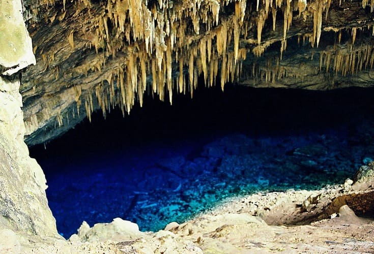 A regiÃ£o tem cavernas e grutas que se destacam pela beleza. Entre elas a famosa Gruta do Lago Azul, uma das mais espetaculares do mundo pela cor vibrante e pelas formaÃ§Ãµes rochosas.  